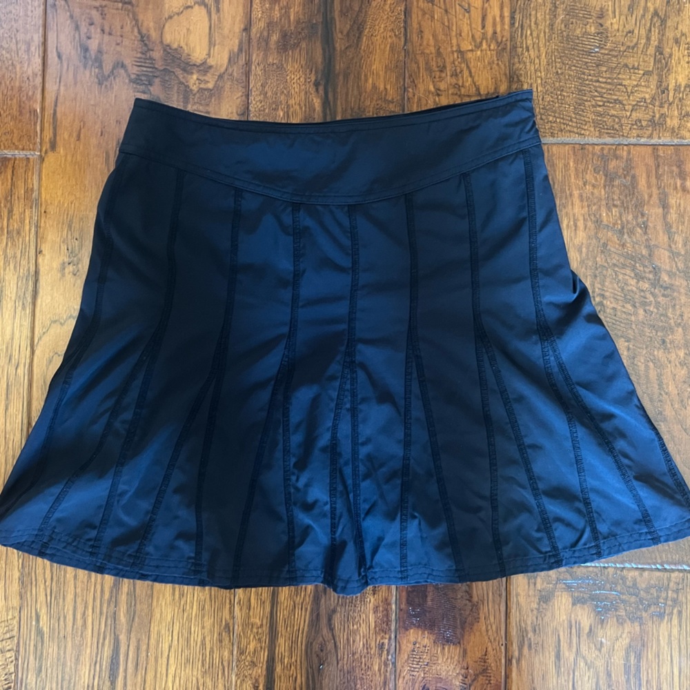 Solid black Athleta size 6 polyester wrinkle free travel skirt skort side zipper